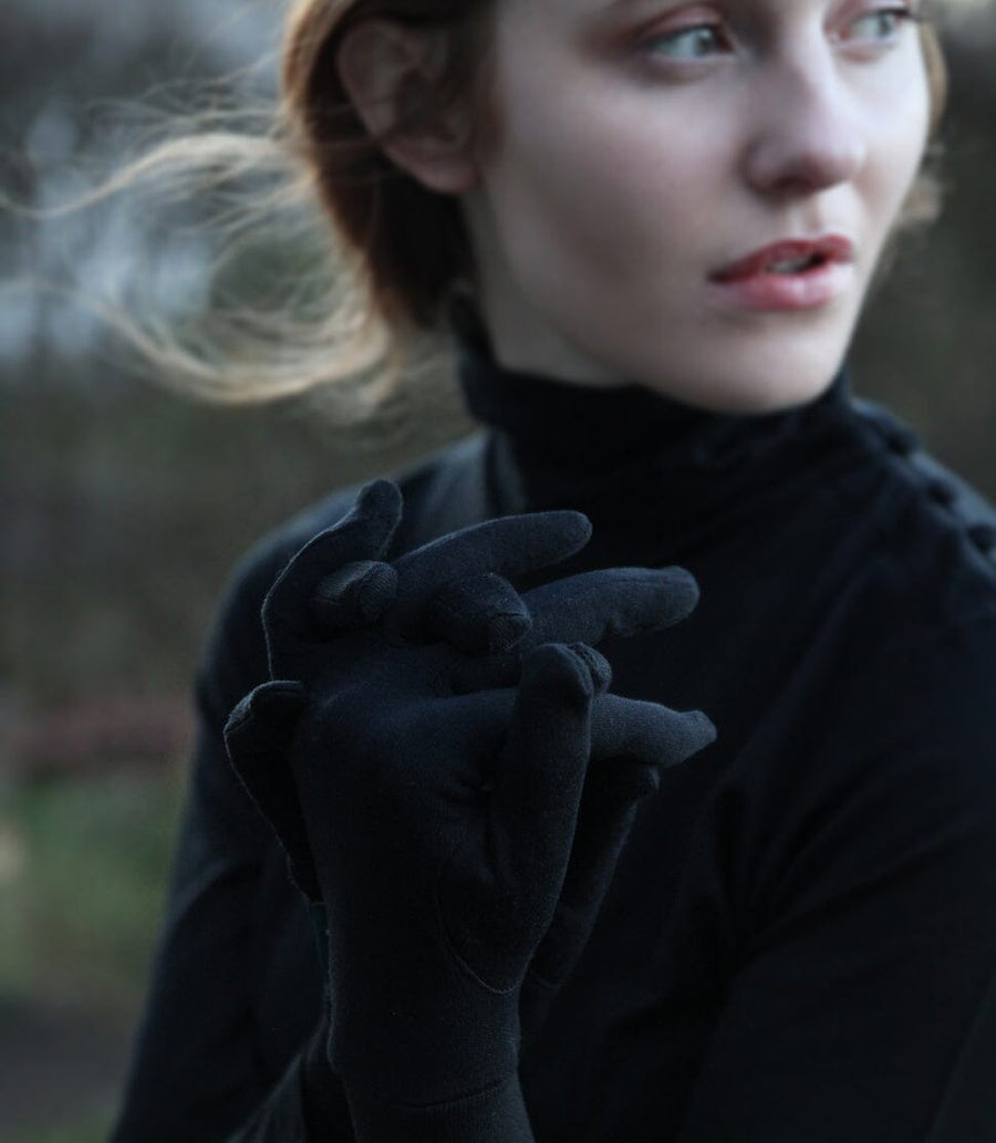 100%  Pure Silk Liner Gloves in Black